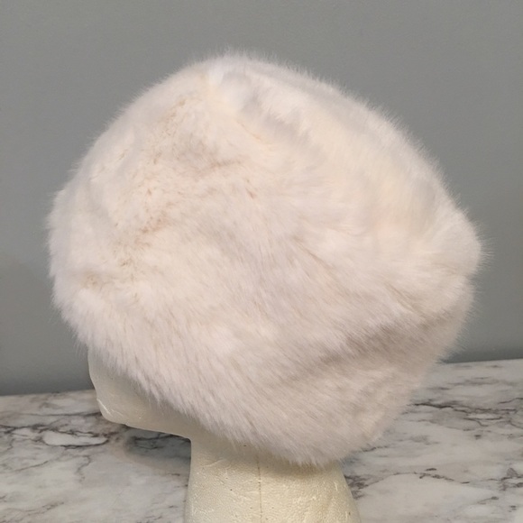 Winter White faux fur lady’s hat/ NWOT - Picture 3 of 5